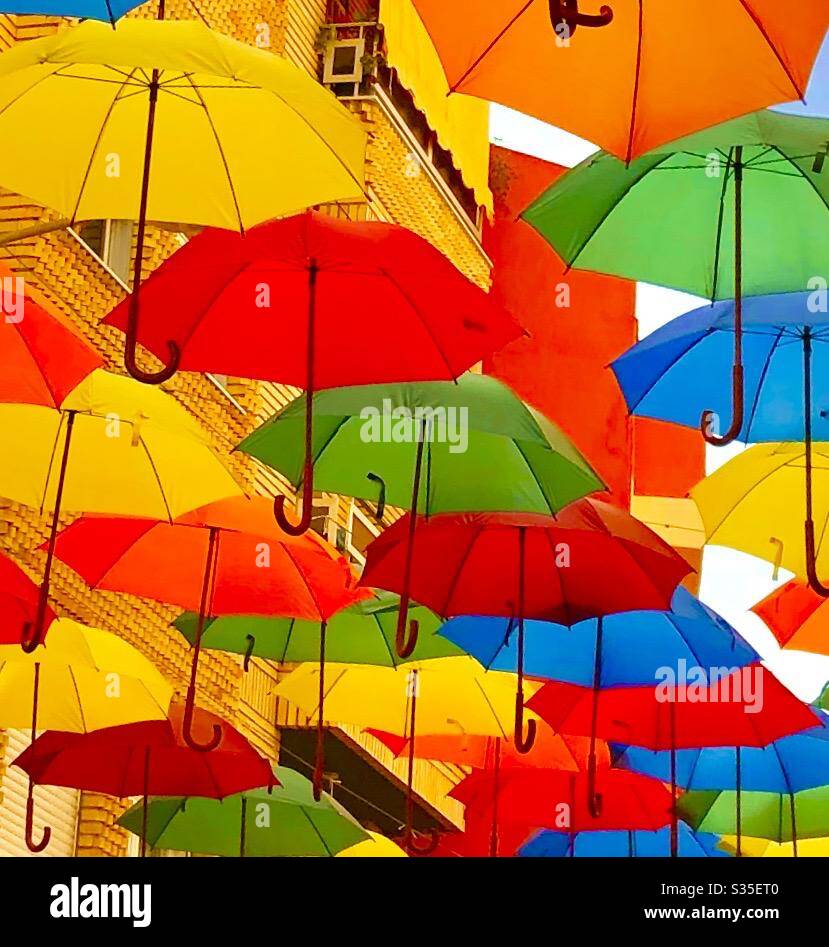 Un tetto di ombrelloni di fronte alla strada a Motril, Spagna Foto Stock