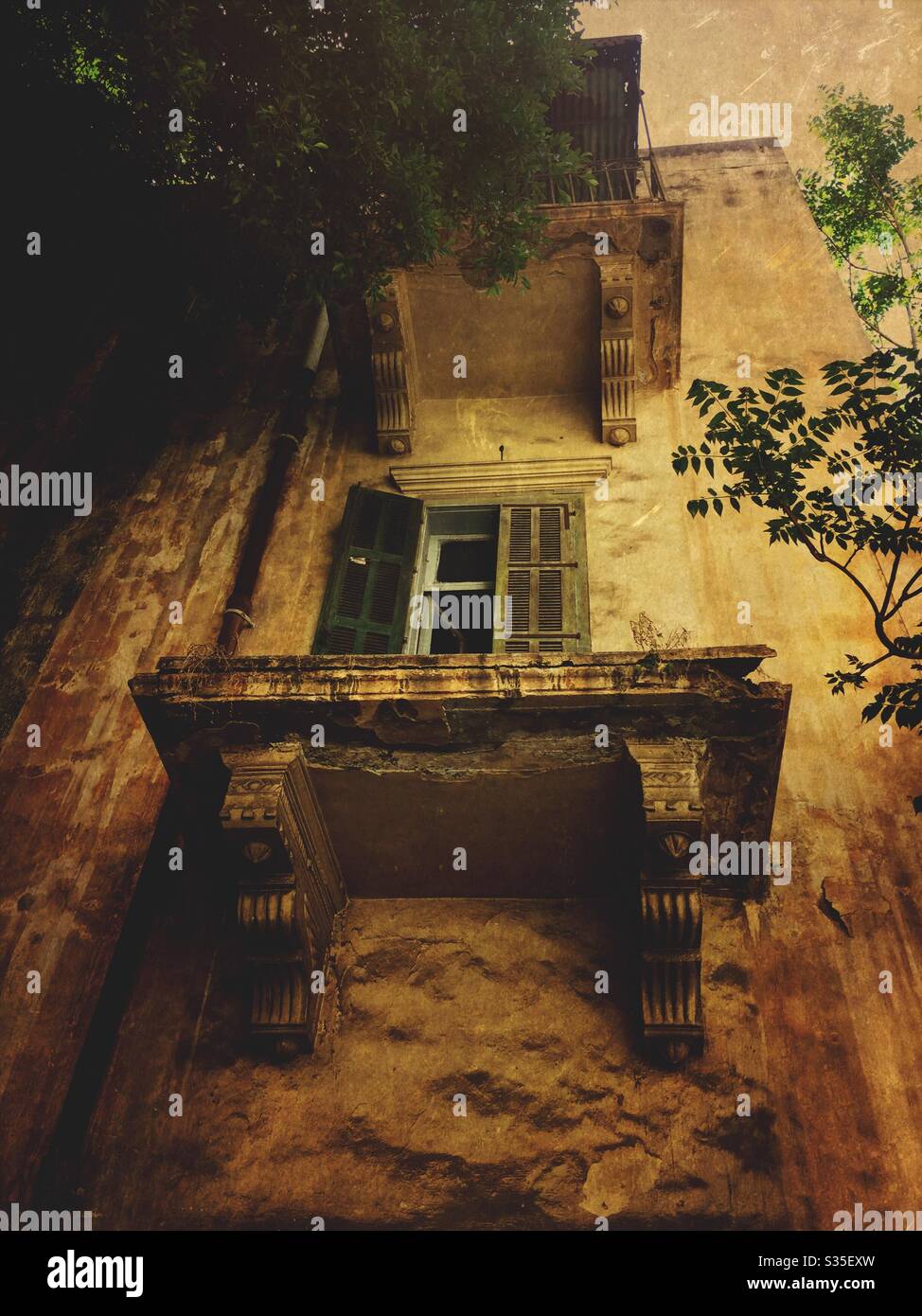 Il vecchio edificio abbandonato esterno Foto Stock
