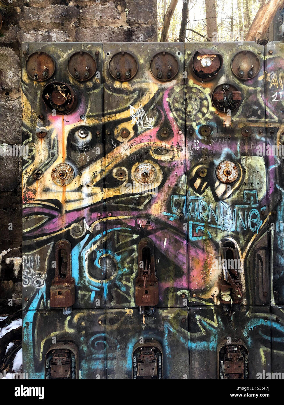 Graffiti sul quadro elettrico della centrale idroelettrica abbandonata Foto Stock