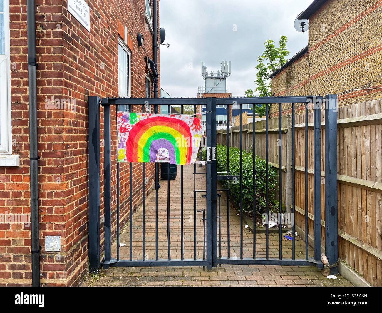 Una foto di un arcobaleno è vista fuori da una casa in onore dei lavoratori NHS durante la pandemia Covid-19 a Londra, Regno Unito Foto Stock