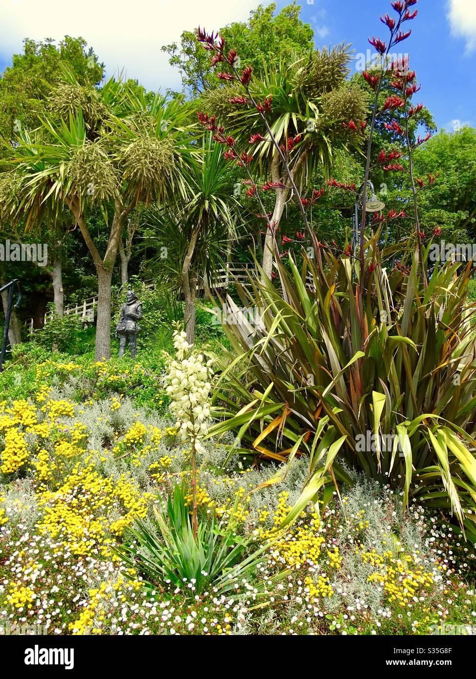 Splendido giardino sul mare con fiori e piante colorate a Lyme Regis nel Somerset Foto Stock