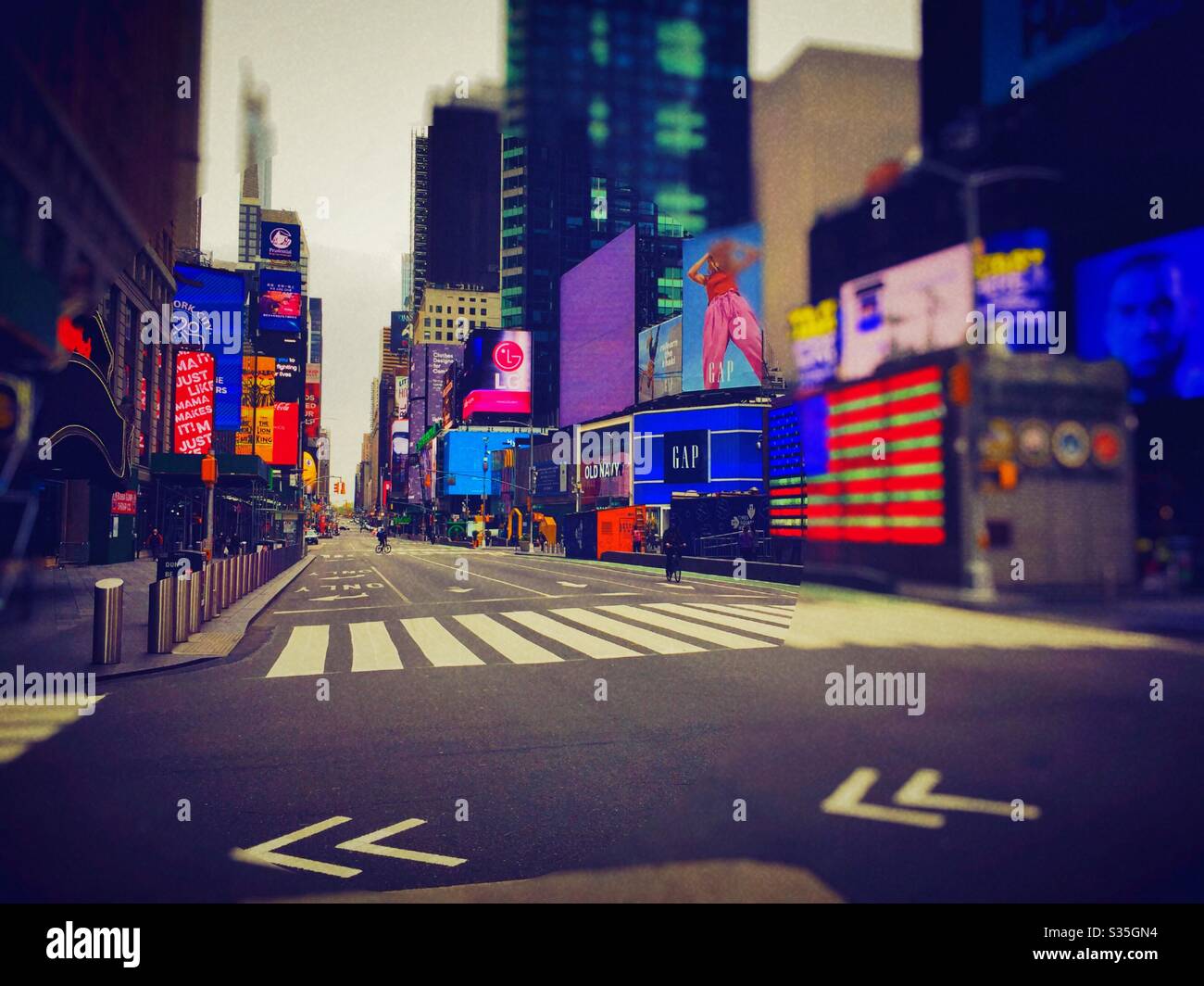 Times Square è deserta a causa delle sanzioni imposte dalla peste del coronavirus, NYC, USA Foto Stock