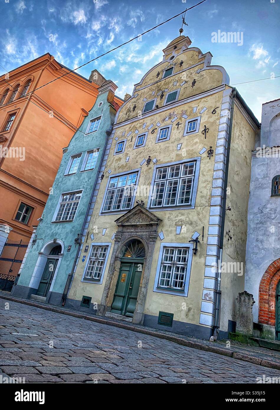 Insoliti e bellissimi vecchi edifici colorati a riga, Lettonia. - Immagine stock catturata con smartphone