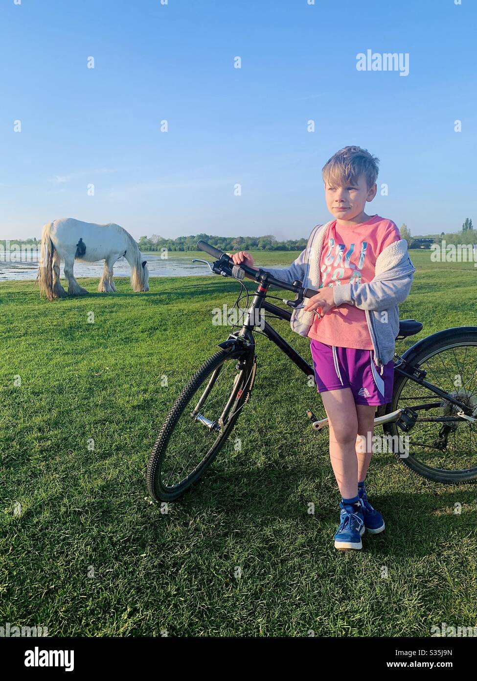 Ragazzo giovane su un Bikr Foto Stock