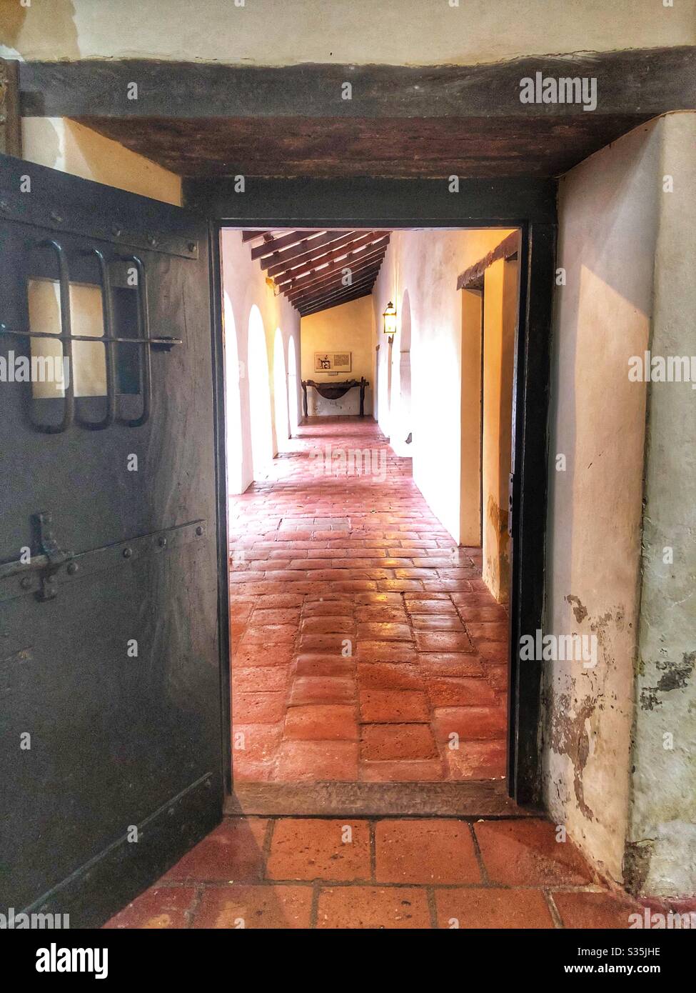 Guardando attraverso una porta aperta giù un corridoio vuoto di un edificio coloniale storico a Salta, Argentina. Foto Stock