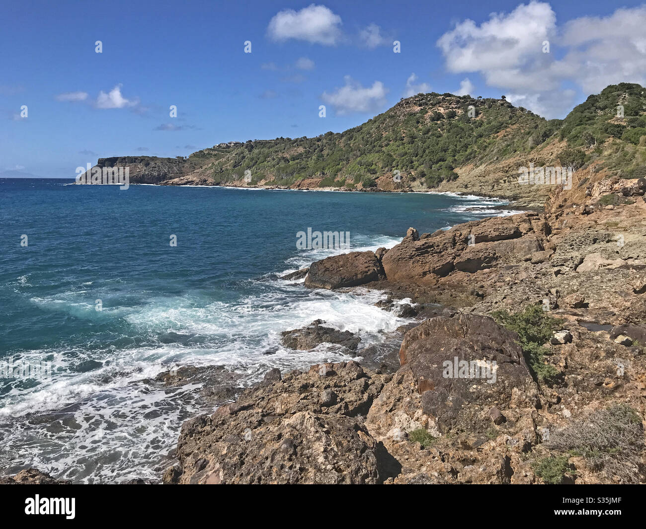 Antigua costa vista dalla penisola di Fort Berkeley ad Antigua e Barbuda, Caraibi, piccole Antille, Indie Occidentali. - Immagine stock catturata con smartphone