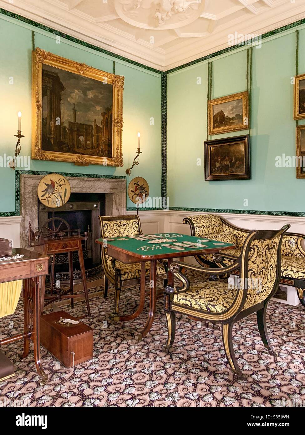 Kew Palace: Un grande salotto al Palazzo reale in Kew Gardens, con opulenti arredi in oro, pareti verdi e soffitto modellato. - Immagine stock catturata con smartphone