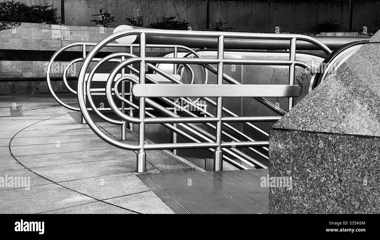 LOS ANGELES, CA, Apr 2020: Dettaglio dei corrimano in acciaio inossidabile all'ingresso del Civic Center LA Metro, stazione della metropolitana nel centro città. Bianco e nero, motivi astratti Foto Stock
