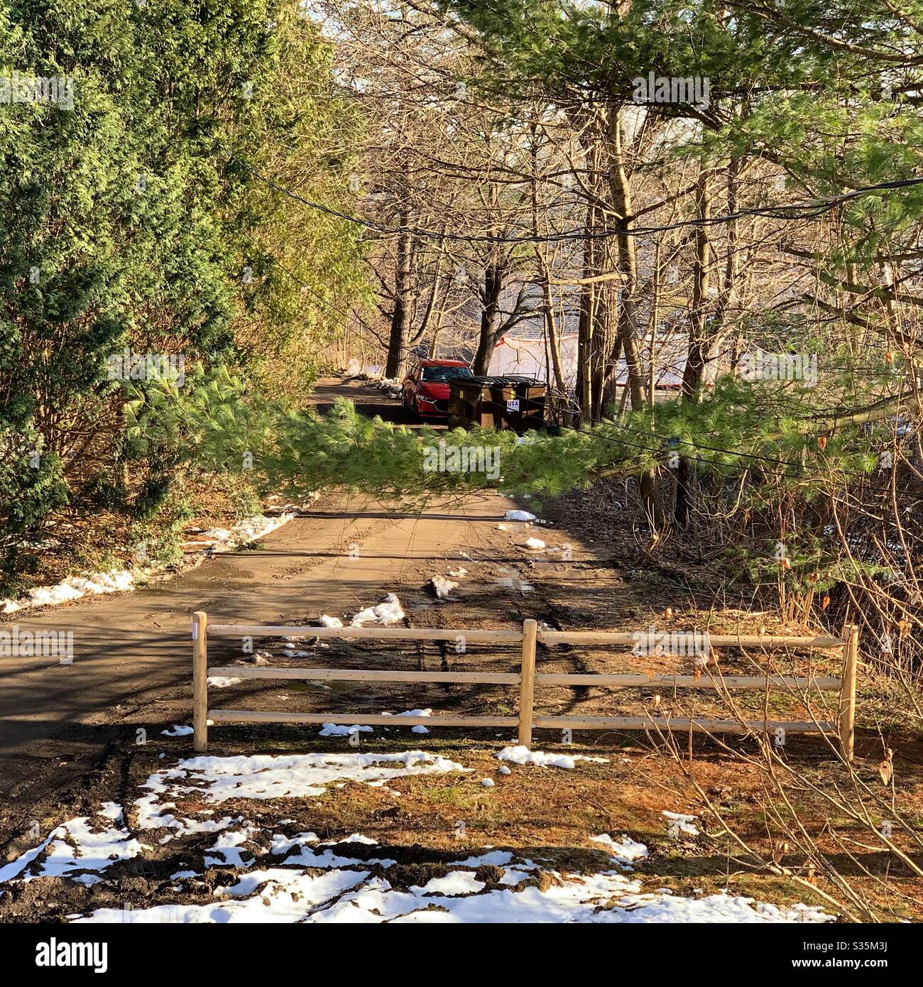 Fine del mese di marzo su una strada sterrata in Massachusetts, Stati Uniti Foto Stock