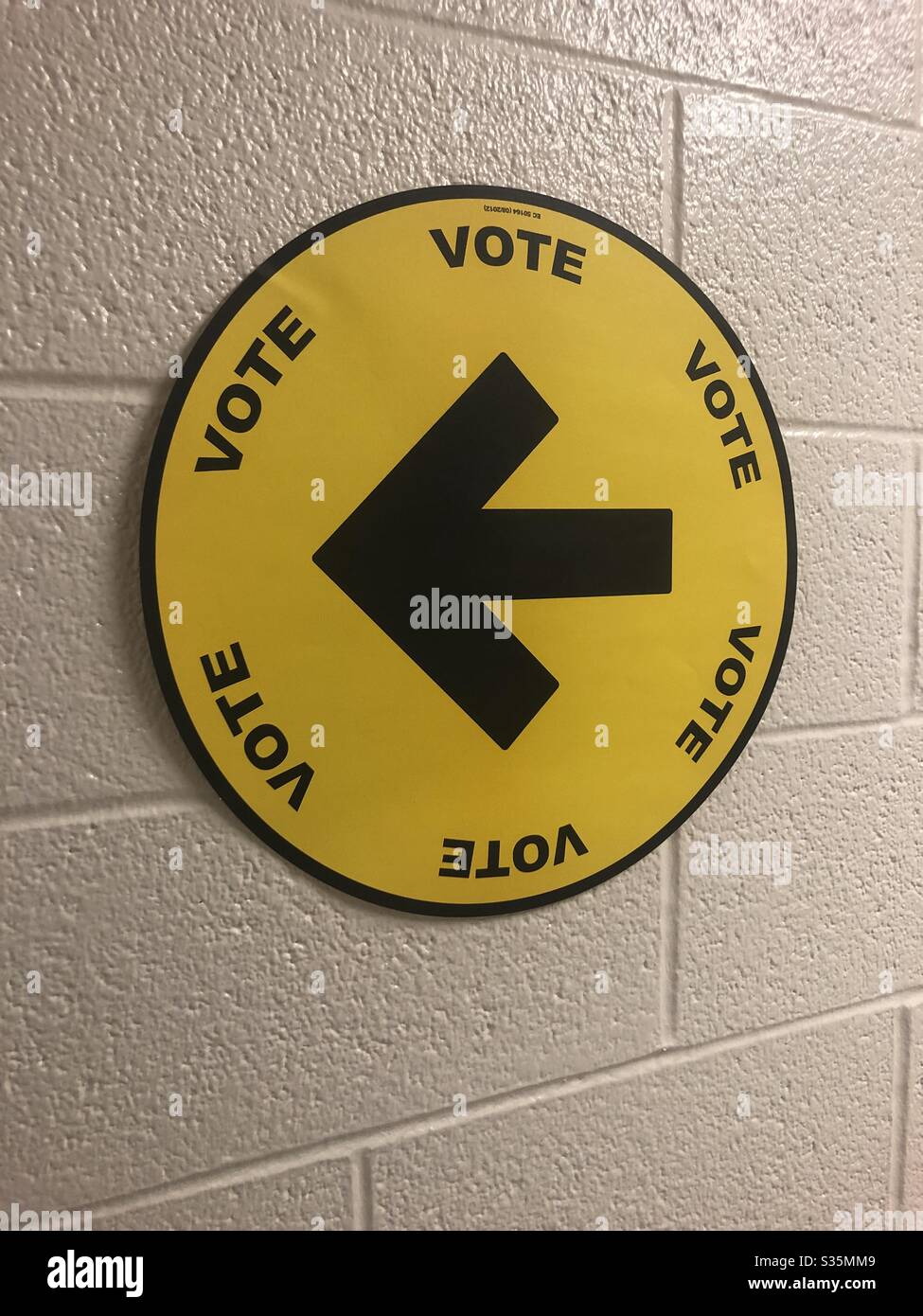 Cartello di voto in una stazione di votazione Foto Stock