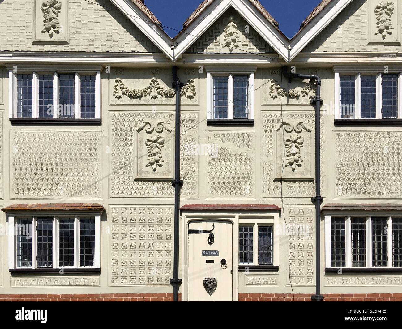 Radwinter Village Hall, o sala parrocchiale, 1887, dall'architetto W e Nesfield. Pannelli in gesso e decorativi. Serve anche come ufficio postale. - Immagine stock catturata con smartphone
