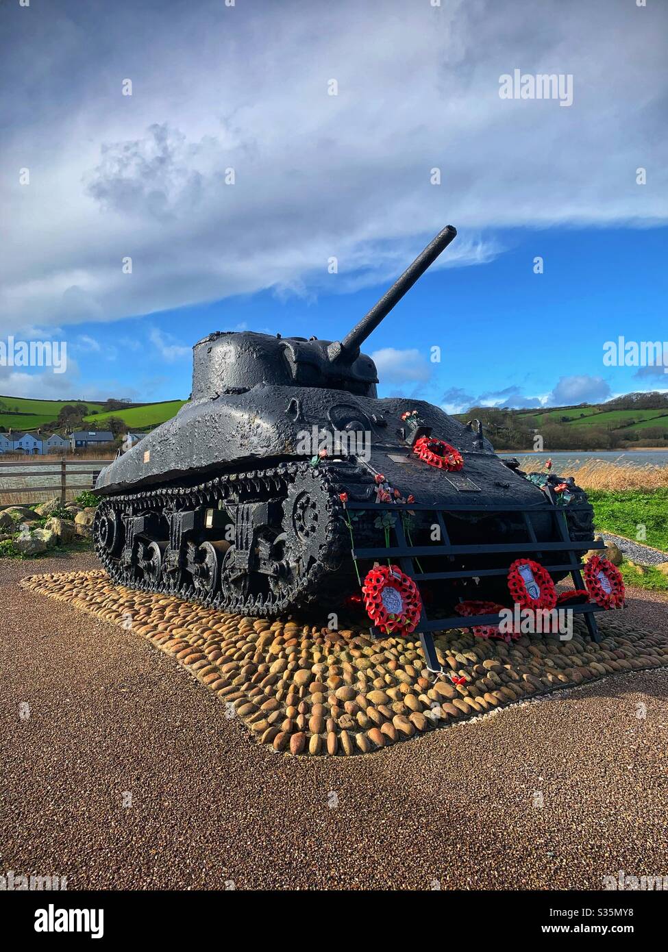 Slapton Sands Tank, Esercitazione Tiger Memorial. Un carro armato Sherman utilizzato per l'allenamento su Slapton Sands durante la seconda guerra mondiale, che fu tirato fuori dal mare nel 1984. - Immagine stock catturata con smartphone