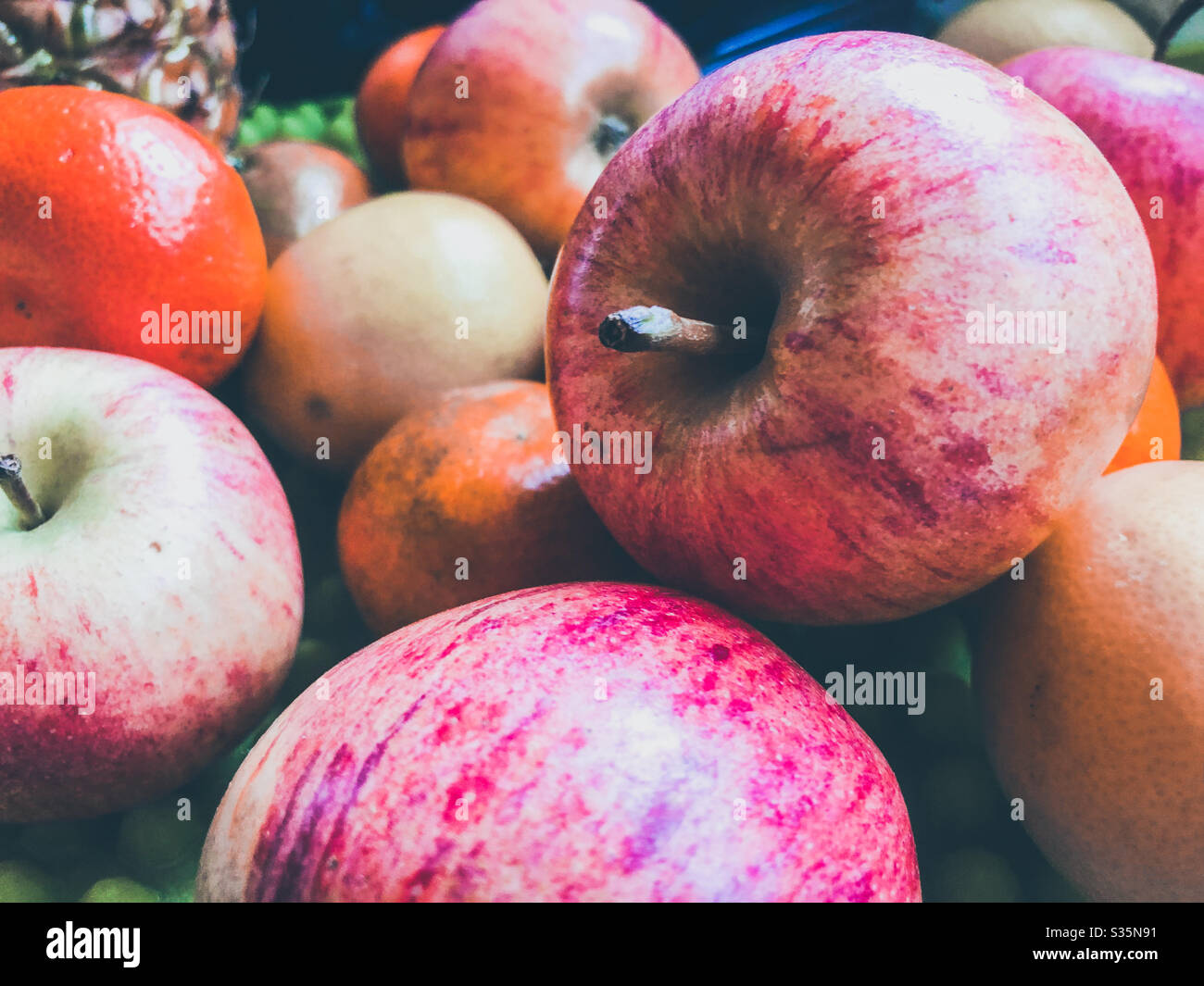 Essicazione di frutta fresca che è stata lavata Foto Stock