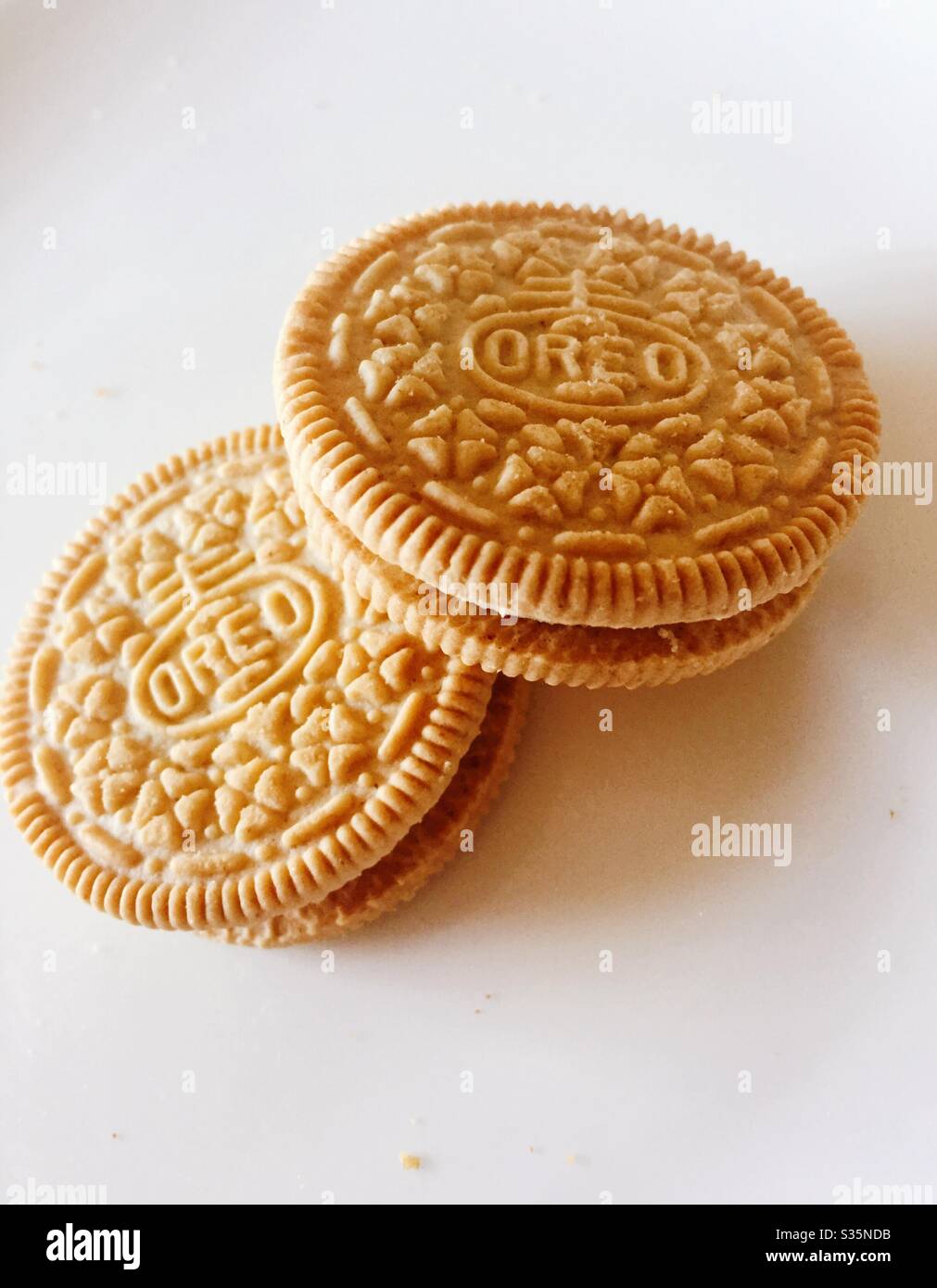 Primo piano di due biscotti Oreo dorati con doppio farcito - Immagine stock catturata con smartphone