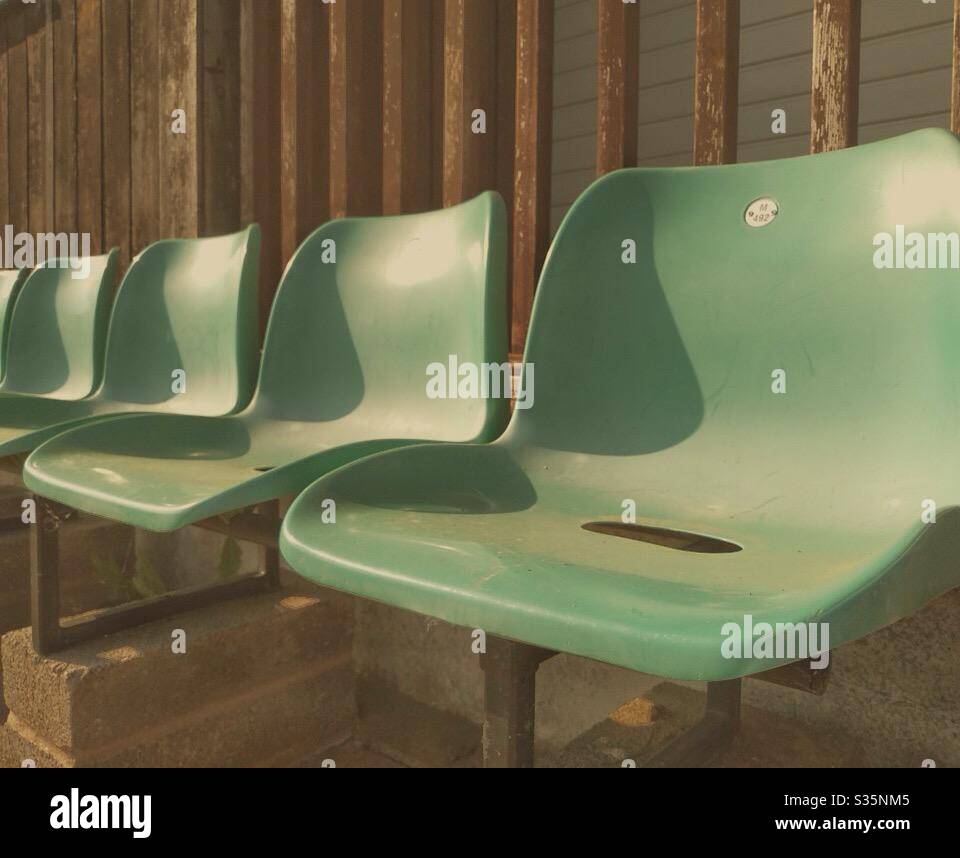 Posti a sedere all'aperto, club sportivo locale - Immagine stock catturata con smartphone