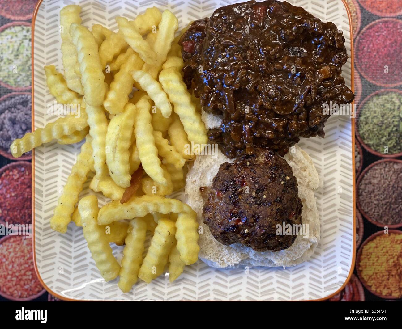 Hamburger e Sloppy Joe fatti in casa con Crinkley French Fries. Foto Stock