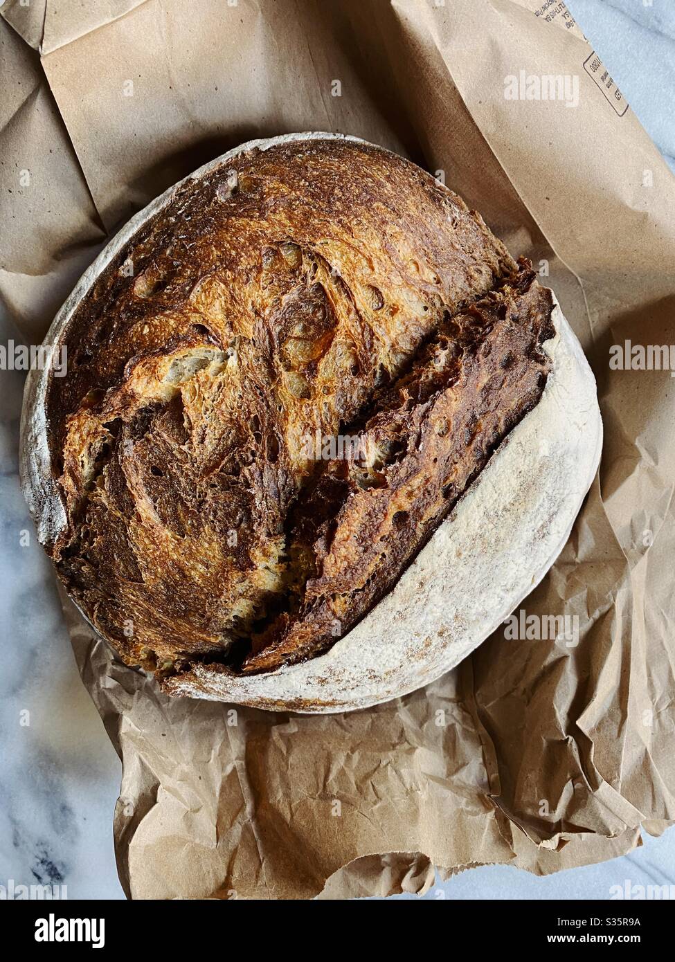 Pane di Rye di marmo fresco dalla panetteria - Immagine stock catturata con smartphone