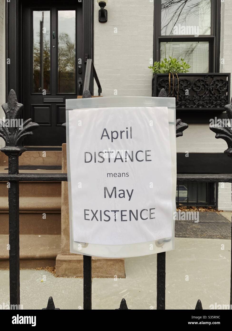 26 aprile 2020: Il cartello fuori casa spinge le persone a rimanere a casa durante la pandemia COVID-19, Brooklyn, New York, USA. Foto Stock
