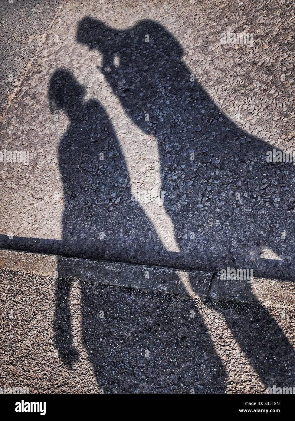 Ombre camminare - Immagine stock catturata con smartphone