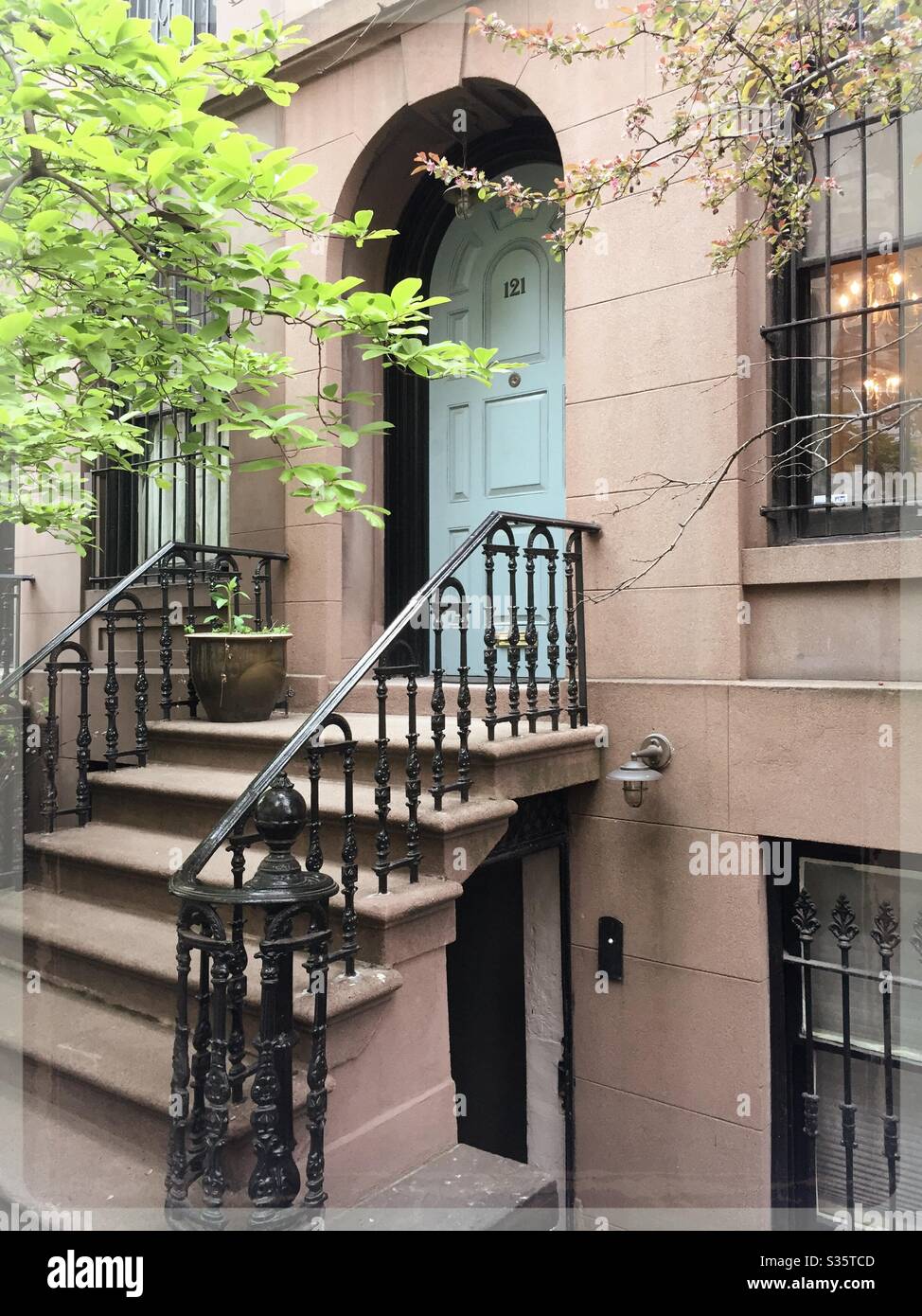 Il quartiere di Murray Hill a Manhattan presenta delle pietre dorate ben tenute lungo la E. 35th St., NYC, USA Foto Stock