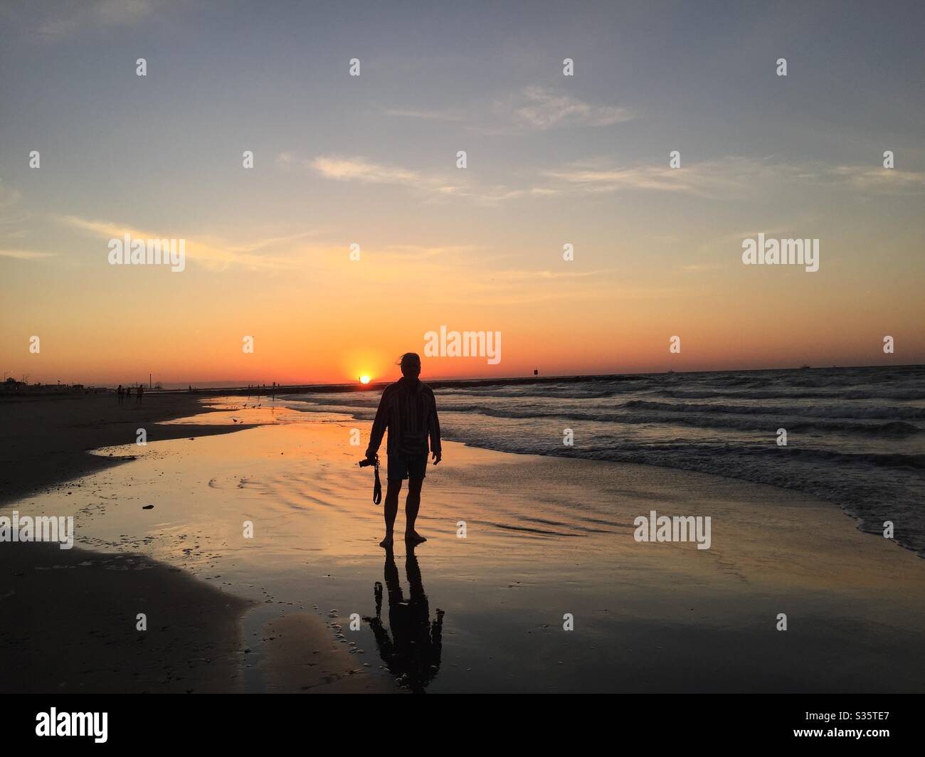 Fotografo sulla spiaggia di Galveston, dopo una chiusura di sei settimane a causa di Covid-19. Le spiagge sono state riaperte il 4/27/20 con ore limitate, 6-9 am, le distanze sociali imposto. Foto Stock