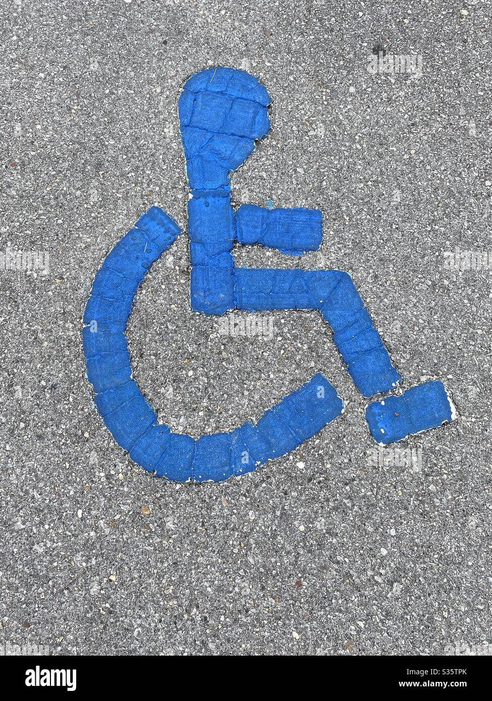 Logo parcheggio per disabili sul marciapiede - Immagine stock catturata con smartphone