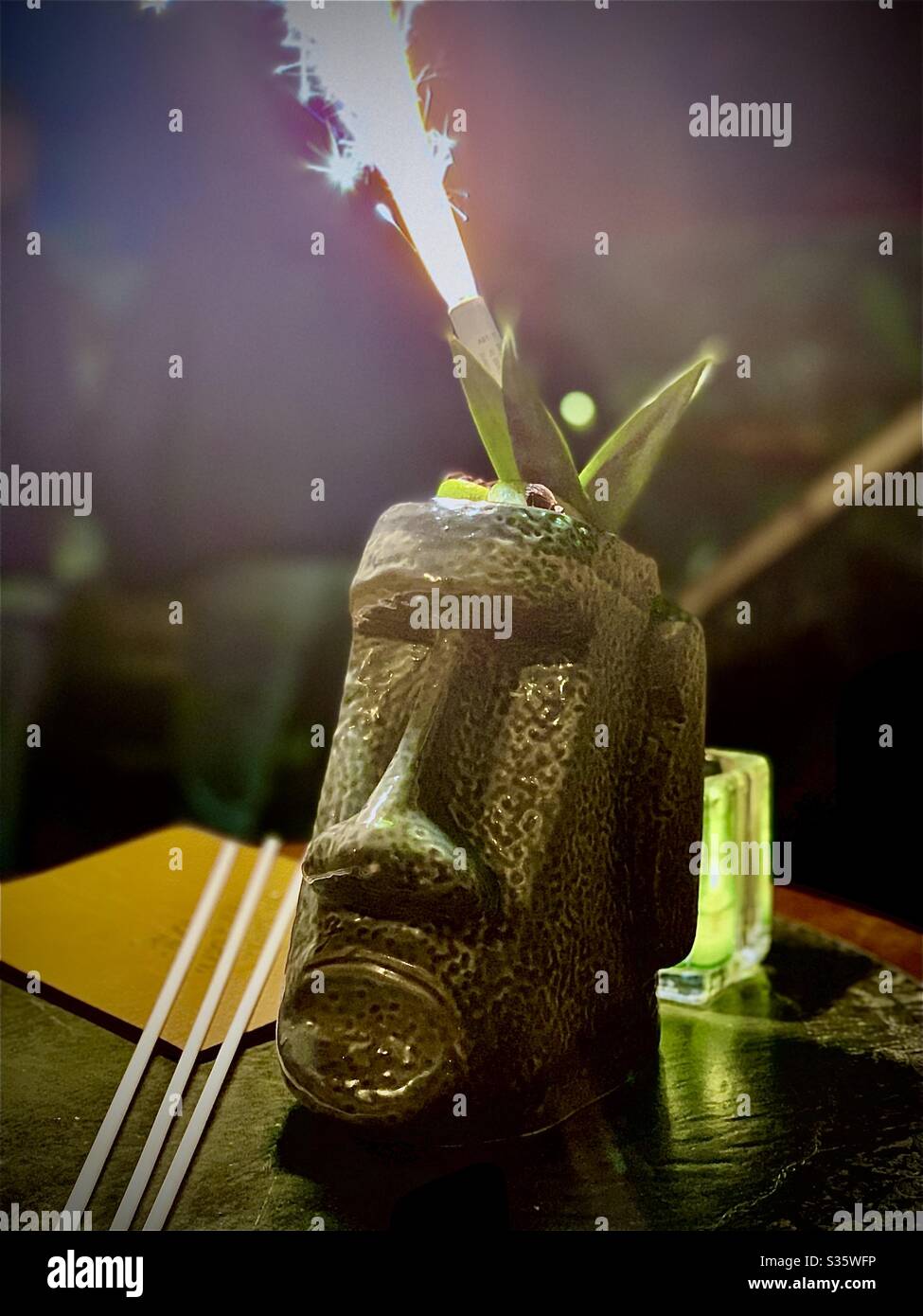 Cocktail a tema a tema a testa di Easter Island con scintillante Foto Stock