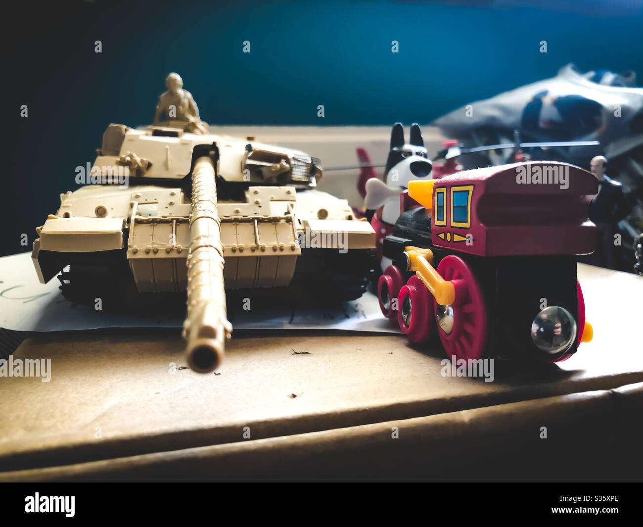 Modello giocattolo carro armato e treno in camera da letto del bambino. Foto Stock