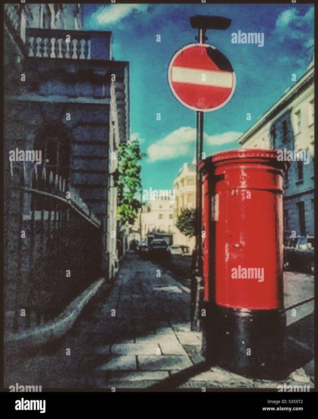 Una casella rossa posta e un cartello stradale a Belgravia London. - Immagine stock catturata con smartphone