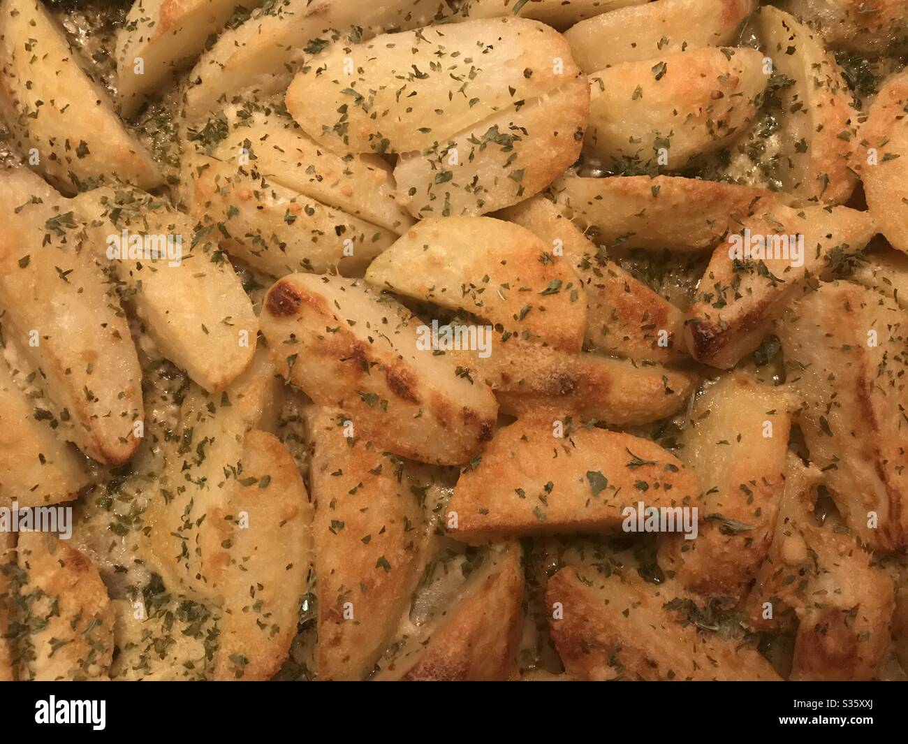 Forno di stile greco arrosto burro di limone patate parmigiano. - Immagine stock catturata con smartphone