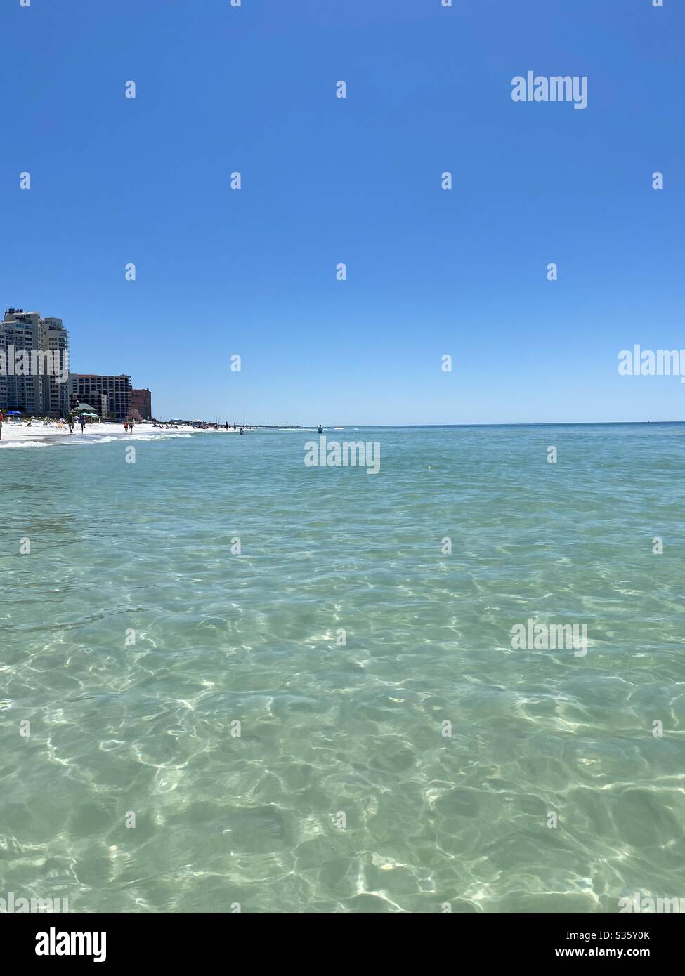 Vista della spiaggia dal punto di vista che si erge nelle acque color smeraldo del Golfo del Messico Foto Stock