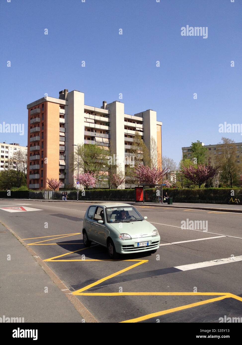 Una Fiat 600 sulla strada, Milano, Italia, 2018. - Immagine stock catturata con smartphone