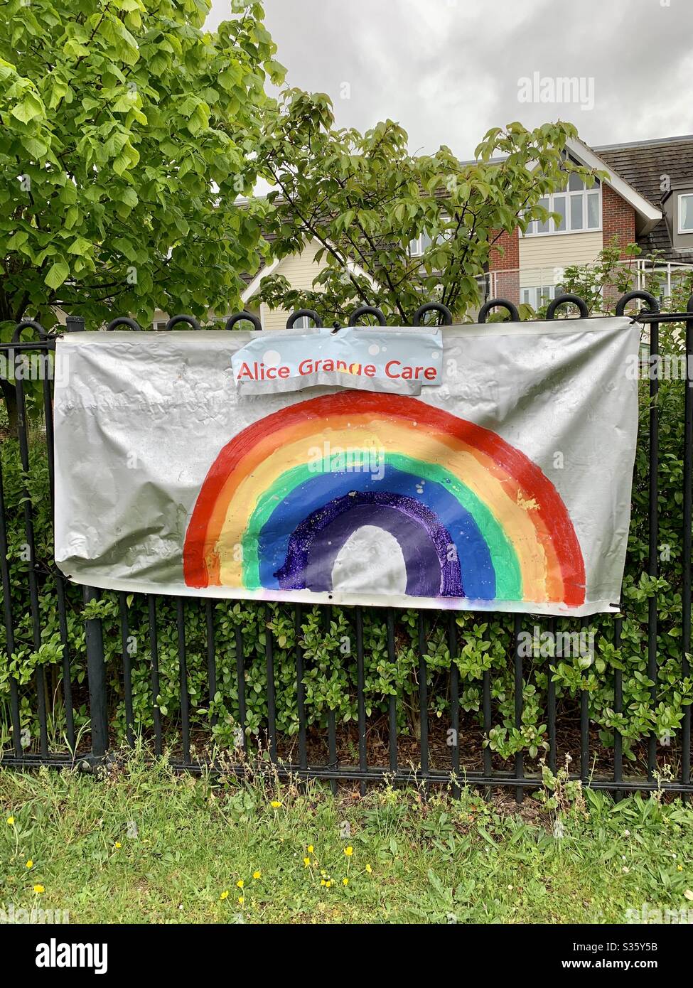 Ipswich UK - 30 Aprile 2020: Rainbow of Hope artwork al di fuori della casa di cura di Alice Grange. La Comunità si è ripagata al coronavirus. Foto Stock