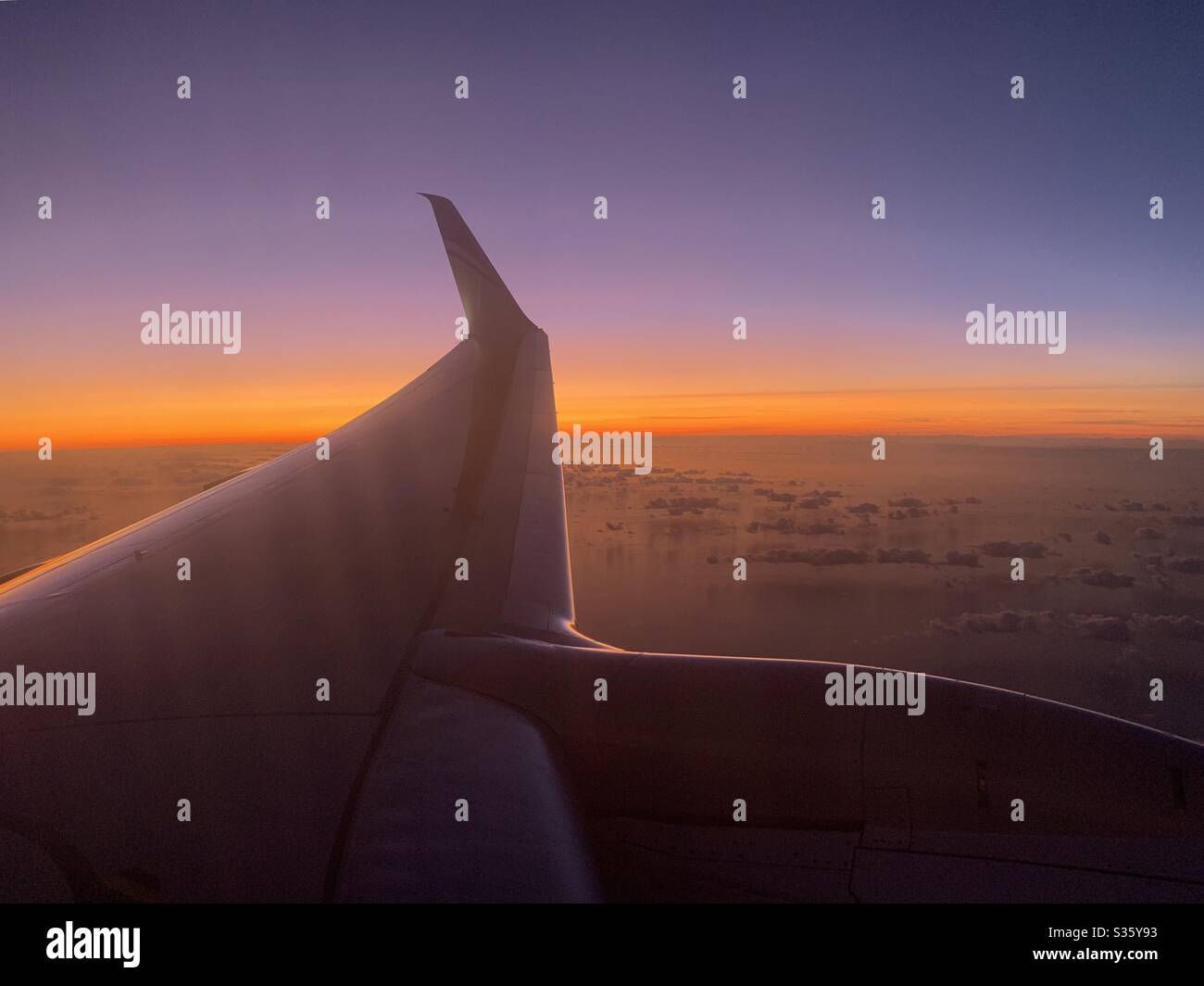 Tramonto da una finestra dell'aereo, luglio 2019 Foto Stock