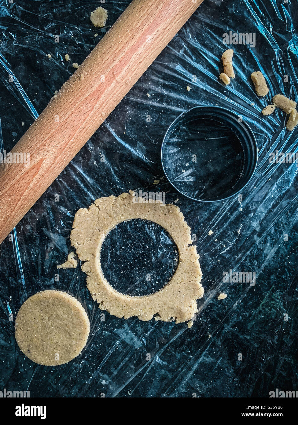 Arrotolare la pasta per fare i biscotti - Immagine stock catturata con smartphone