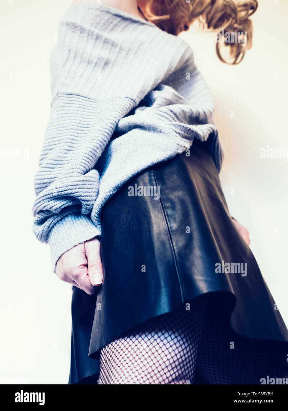 Guarda in alto la vista di una donna bionda ricci capelli - Immagine stock catturata con smartphone