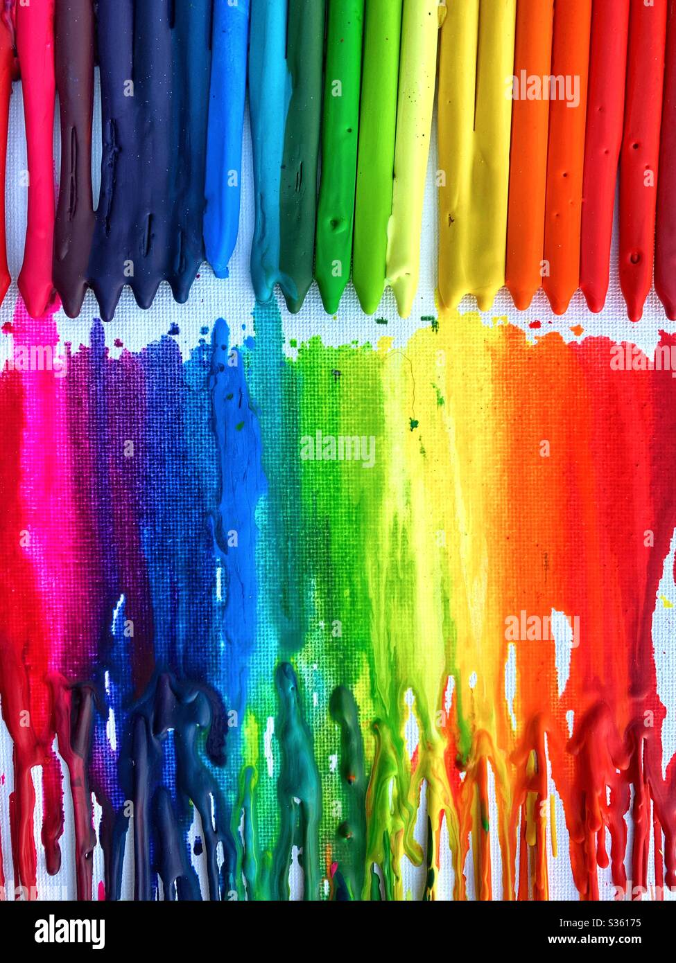 Crayon arte fusa e gocciolando giù tela Foto Stock