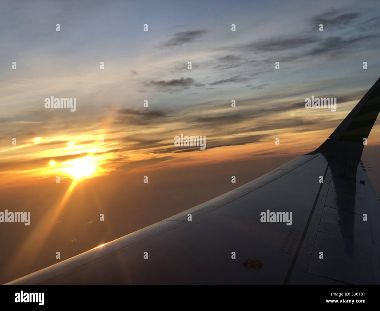 tramonto dall'aereo della finestra Foto Stock