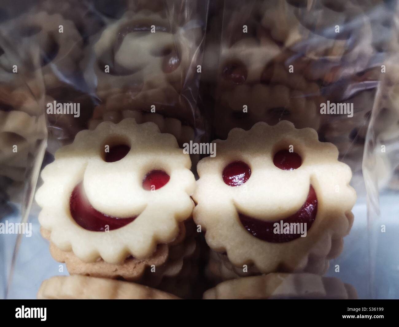 Biscotti smiley - Immagine stock catturata con smartphone
