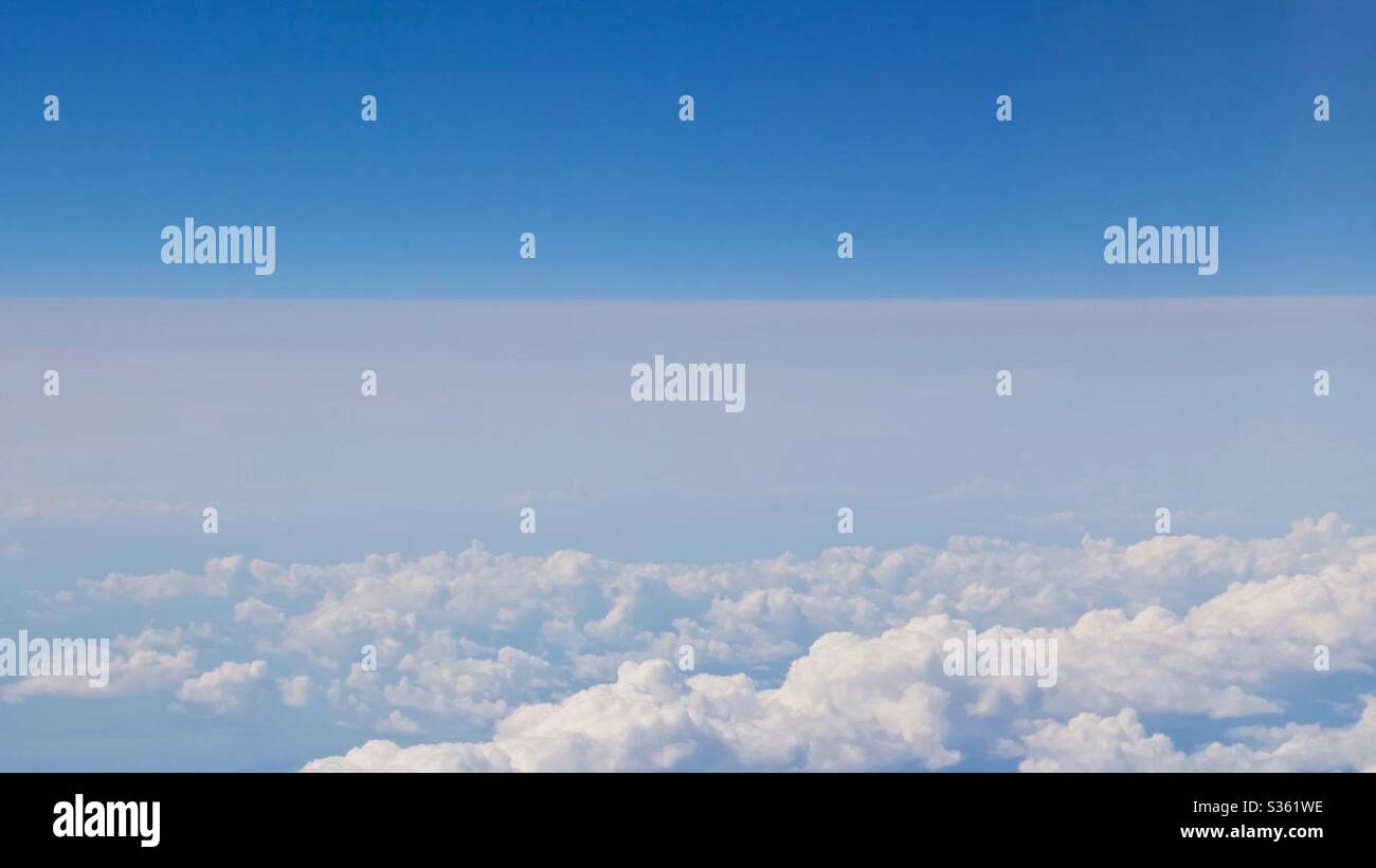 Cielo blu luminoso sfondo alto in alto nell'atmosfera - Immagine stock catturata con smartphone