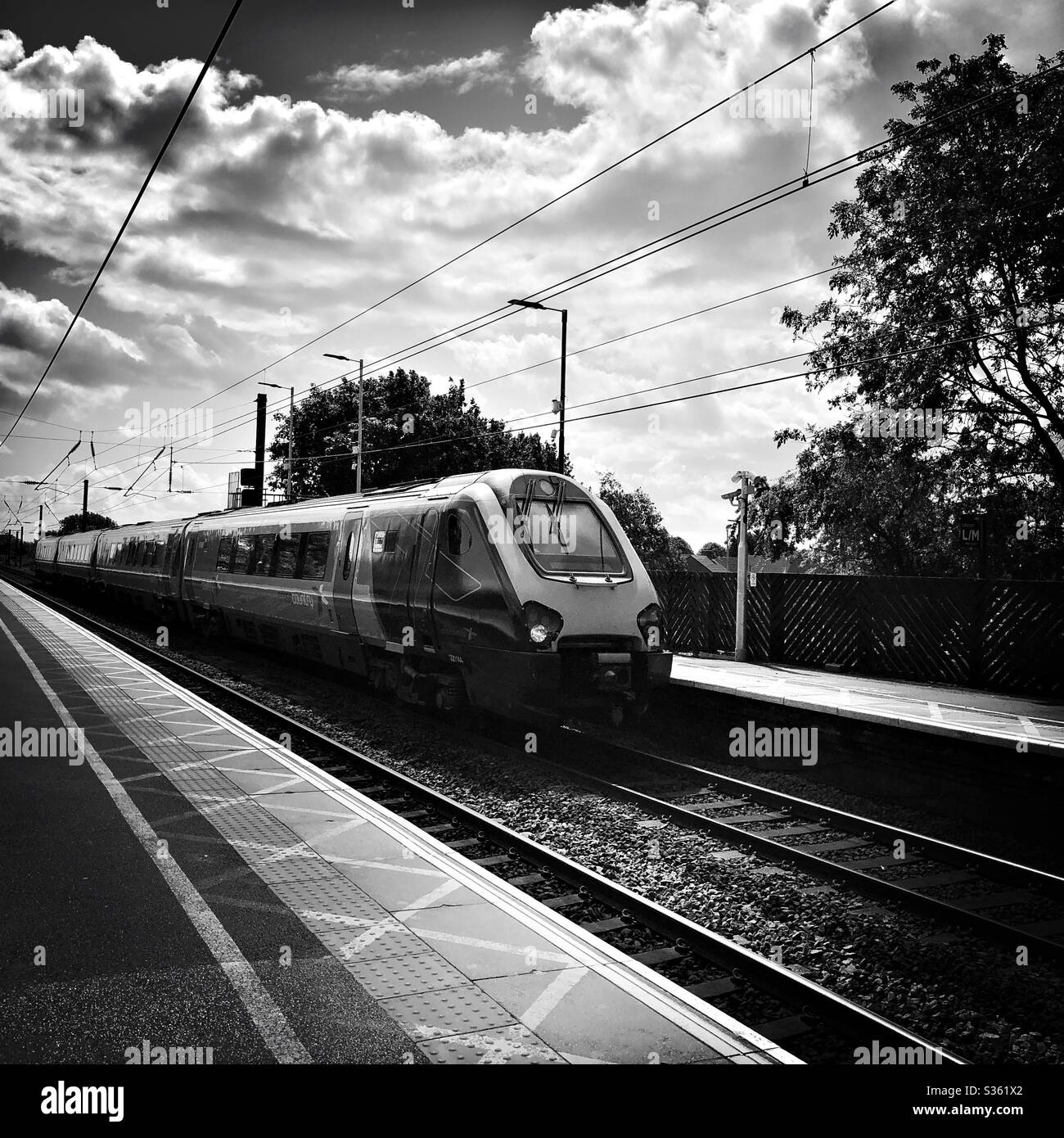 Treno che viaggia verso nord sulla costa est alla stazione di Northallerton, North Yorkshire, Regno Unito Foto Stock