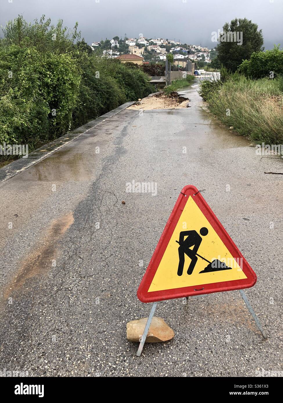 Segnale stradale di avvertimento di una strada spazzata via da inondazioni, Orba, Spagna Foto Stock
