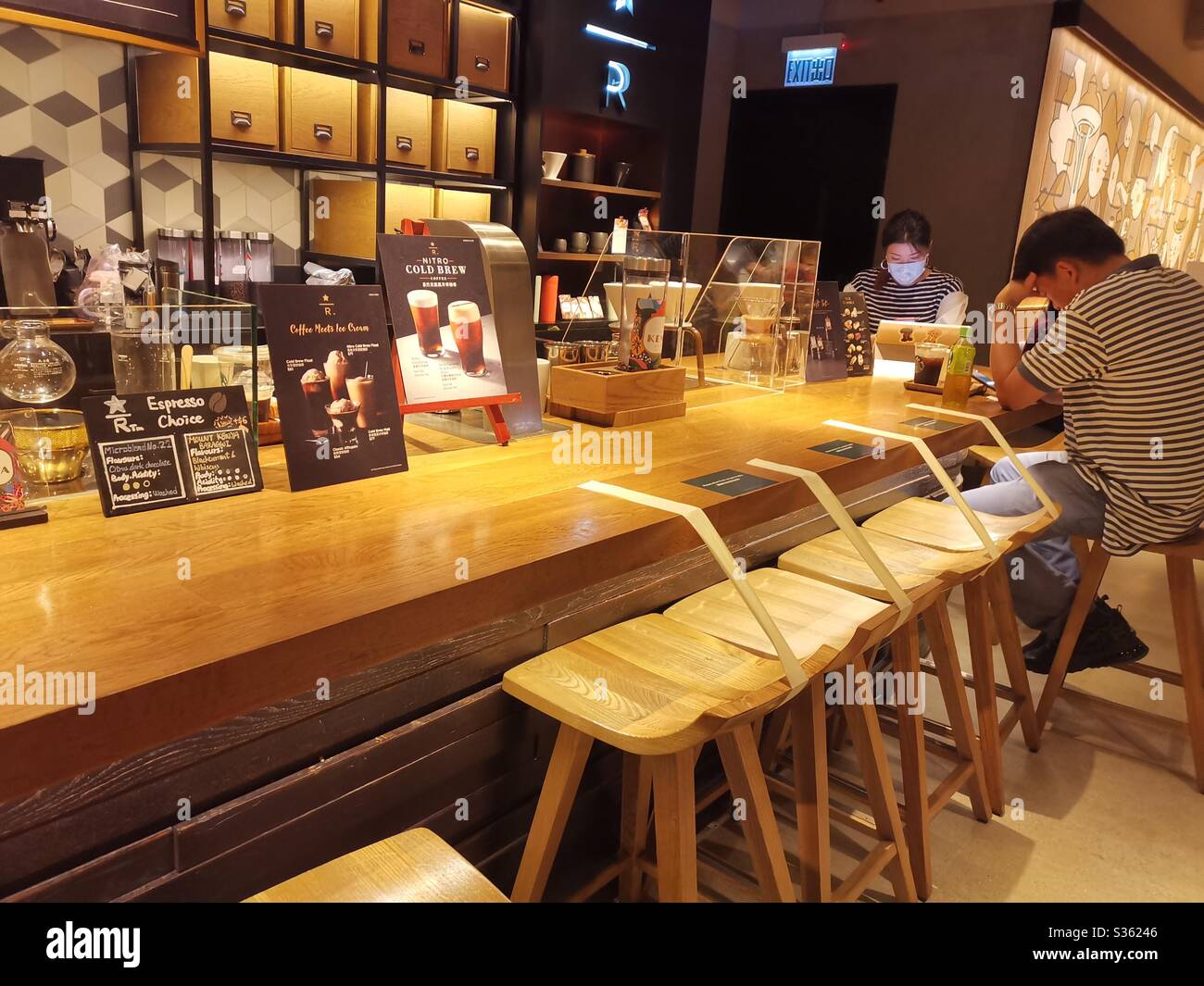 Le distanze sociali a Starbucks a Hong Kong. Foto Stock