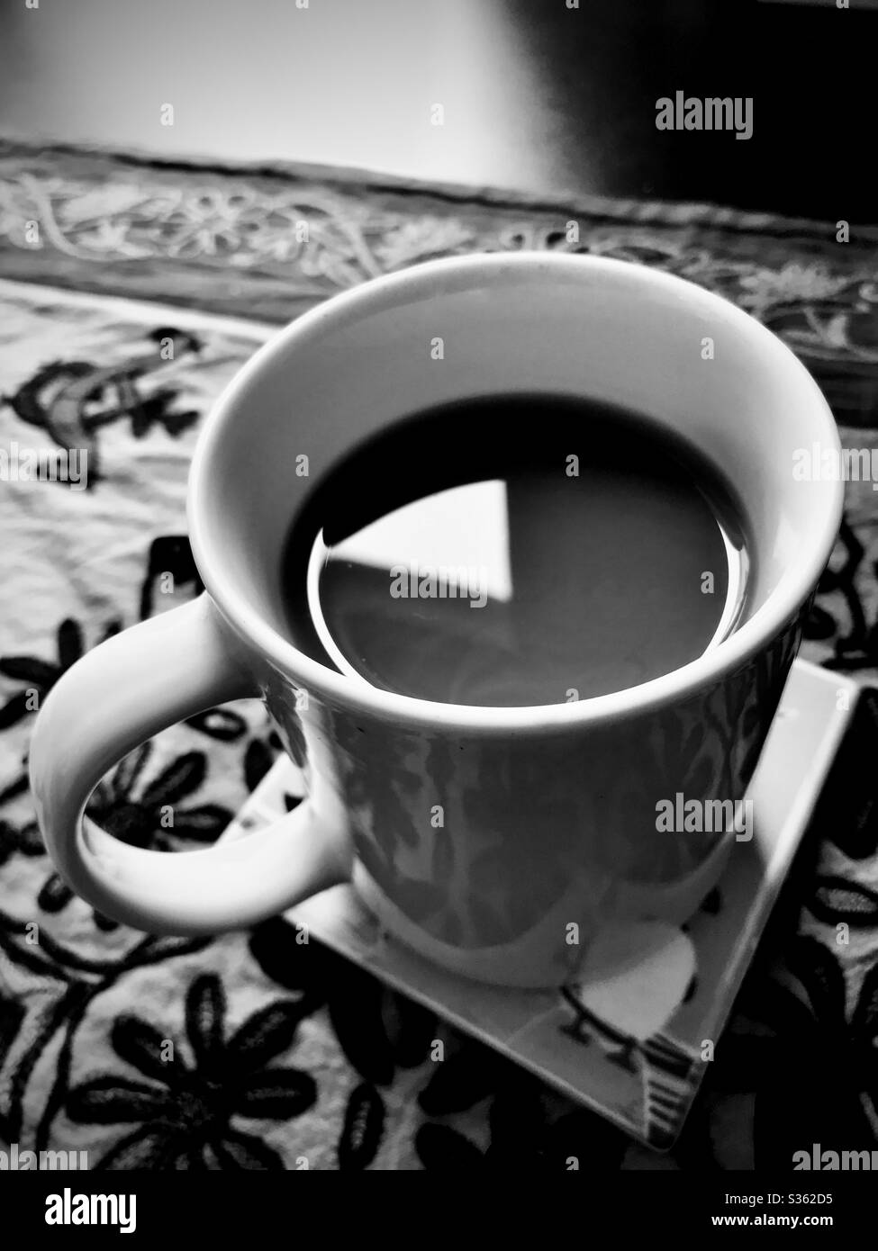 Tazza di tè su tela a motivi, bianco e nero Foto Stock