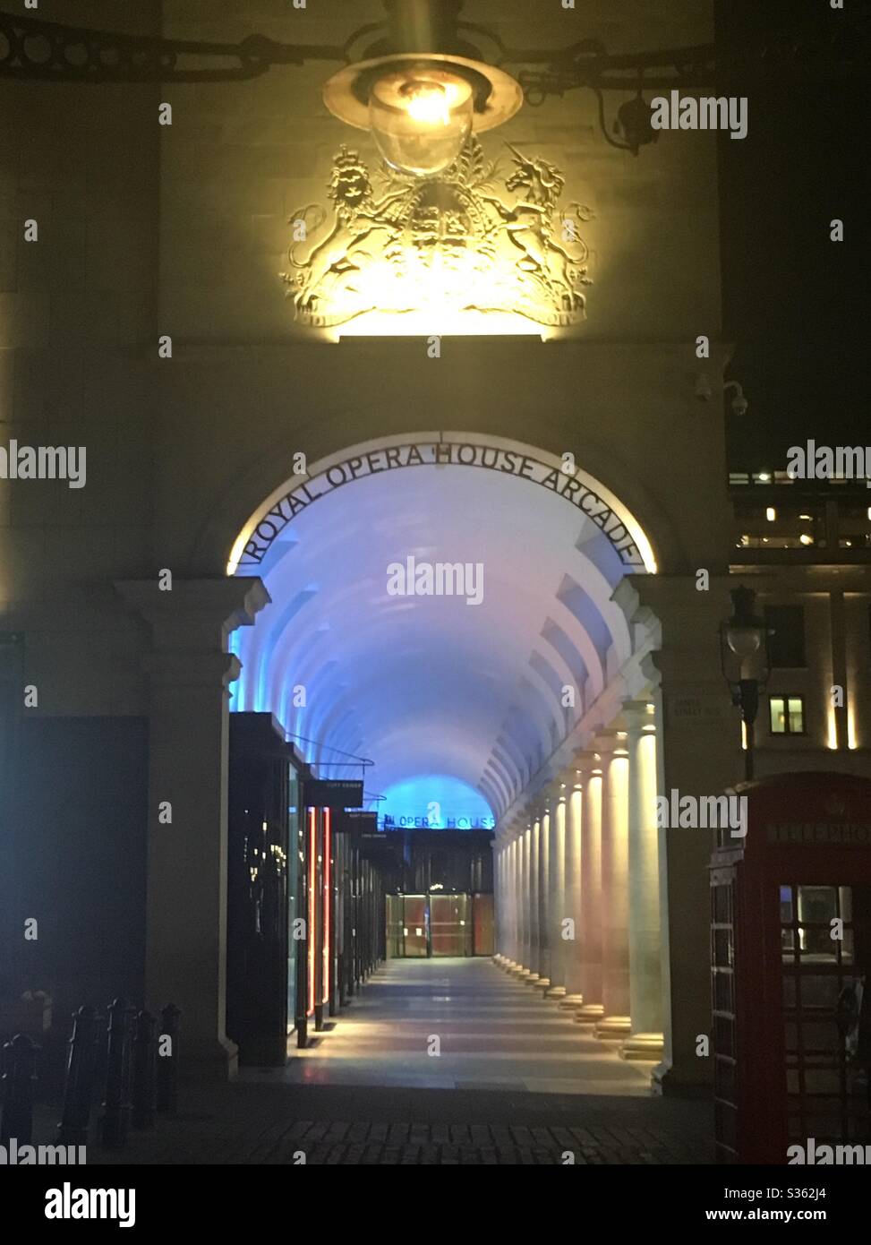 Vista della Royal Opera House Arcade, Covent Garden, Londra, illuminata di notte. Foto Stock