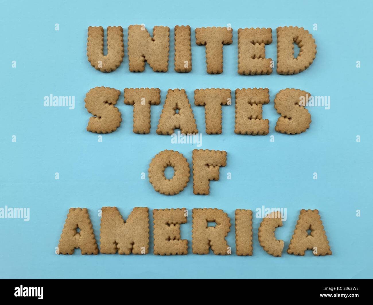 Testo degli Stati Uniti d'America composto da lettere di biscotto su sfondo blu Foto Stock