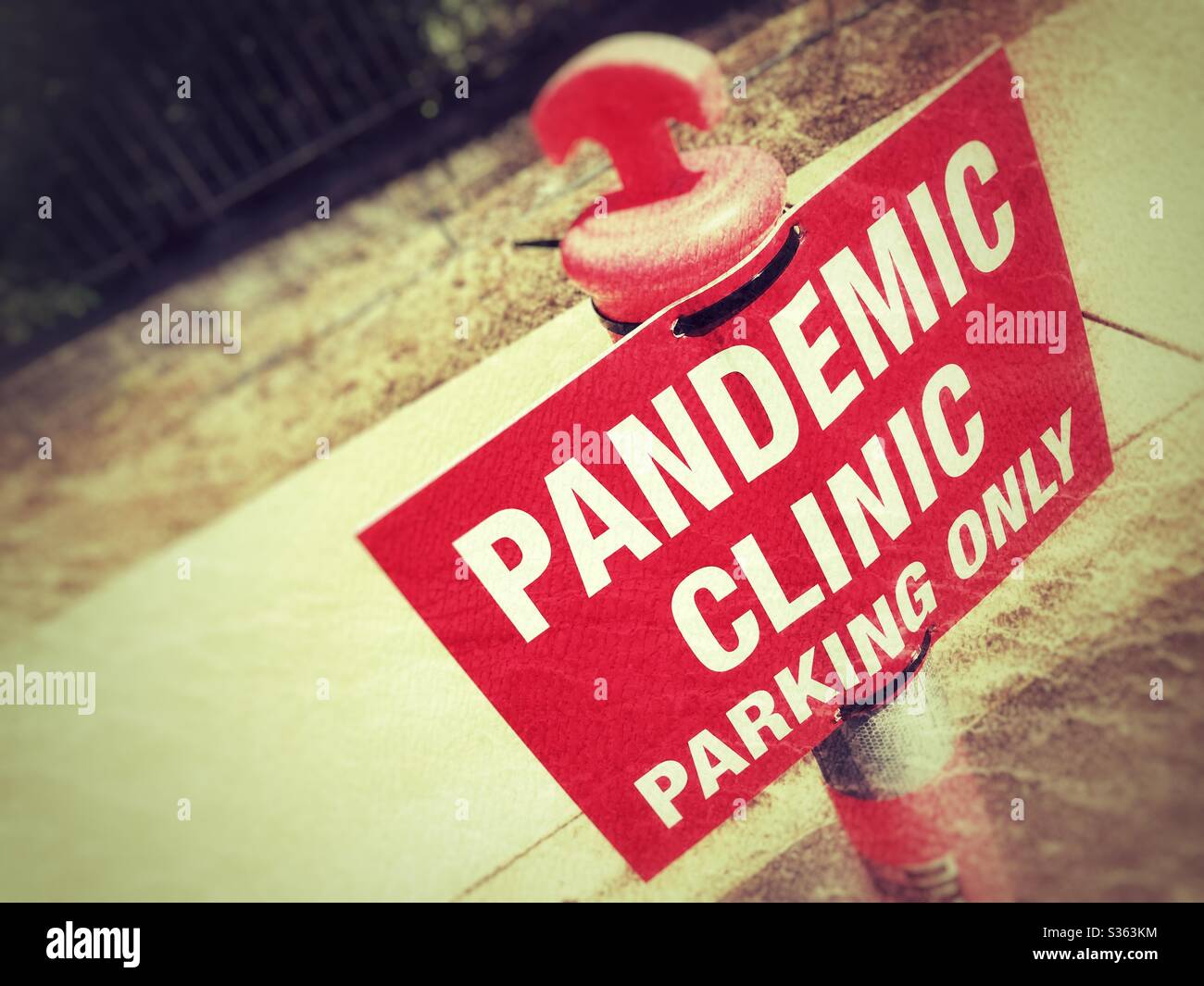 Cartello per il parcheggio della clinica pandemica presso il Royal Darwin Hospital, a Darwin, Australia. - Immagine stock catturata con smartphone