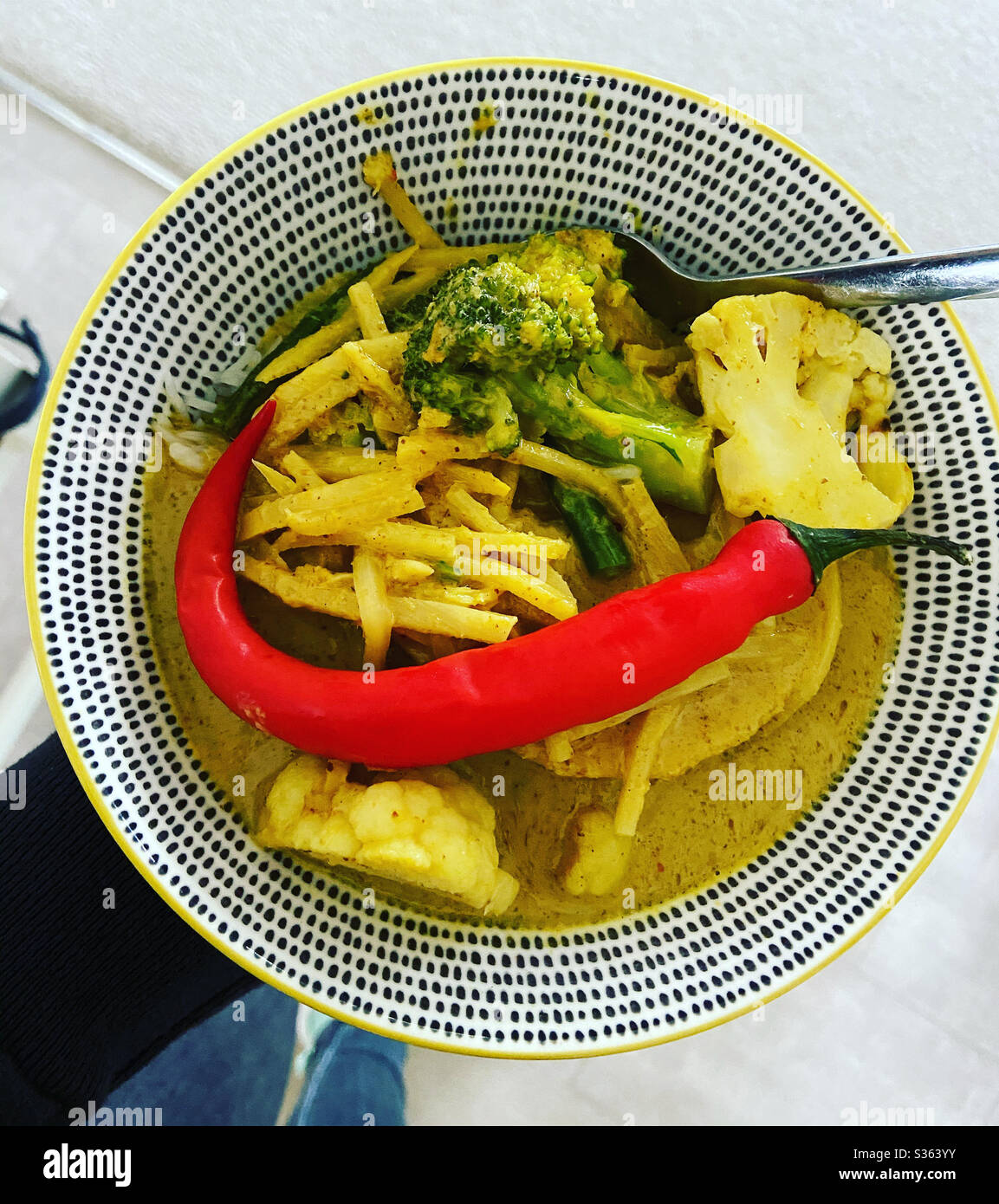 Vegano Thai curry - Immagine stock catturata con smartphone