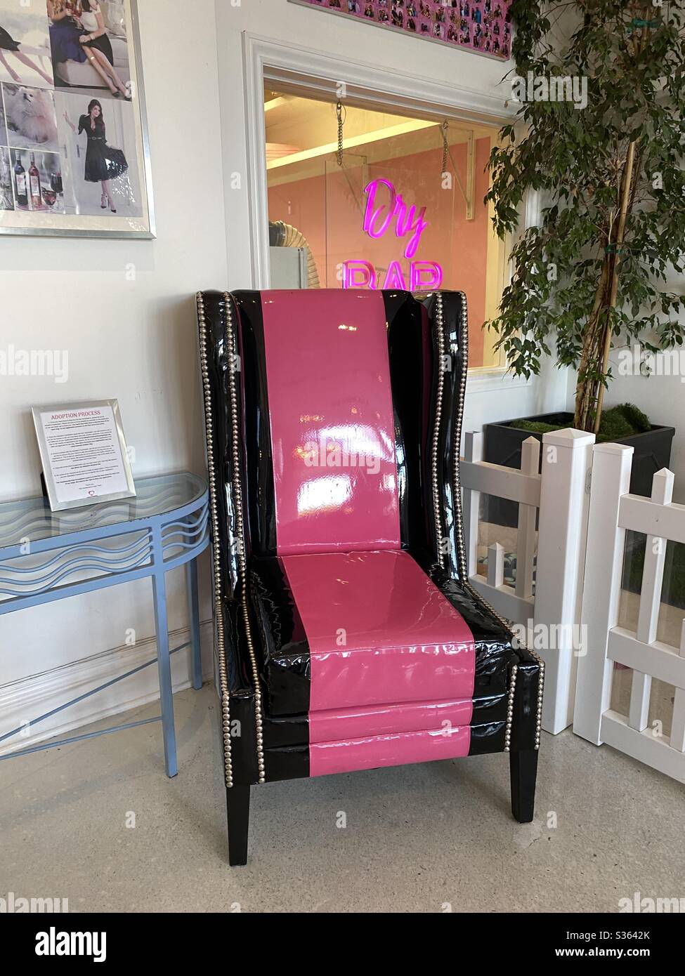 Famosa sedia rosa a Vanderpump Dog rescue Los Angeles, California - Immagine stock catturata con smartphone