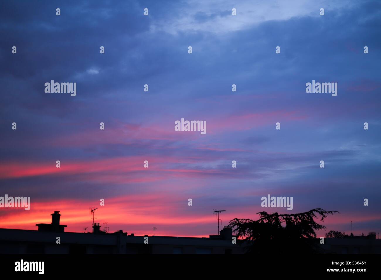 un cielo colorato di bei colori durante il tramonto a parigi Foto Stock